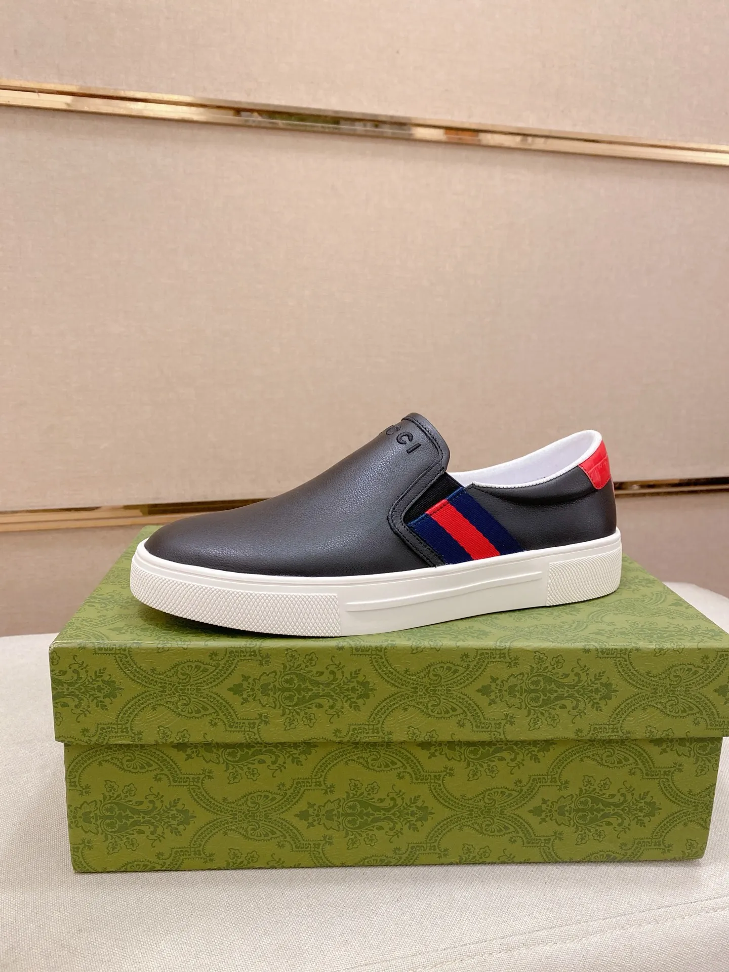 Men's shoes 💰 462💰The new GUCCI (Gucci) counters are launched simultaneously. The new men's shoes, 😘fabrics are selected from imported cowhide, and the lining is sheepskin lining. 👍🏿 High-end ☄️ air-cushion molded anti-slip rubber outsole, exquisite lines, simple and elegant, comfortable and high-end for leisure travel. Code number: 38 to 44 (45 can be customized and cannot be returned or exchanged)